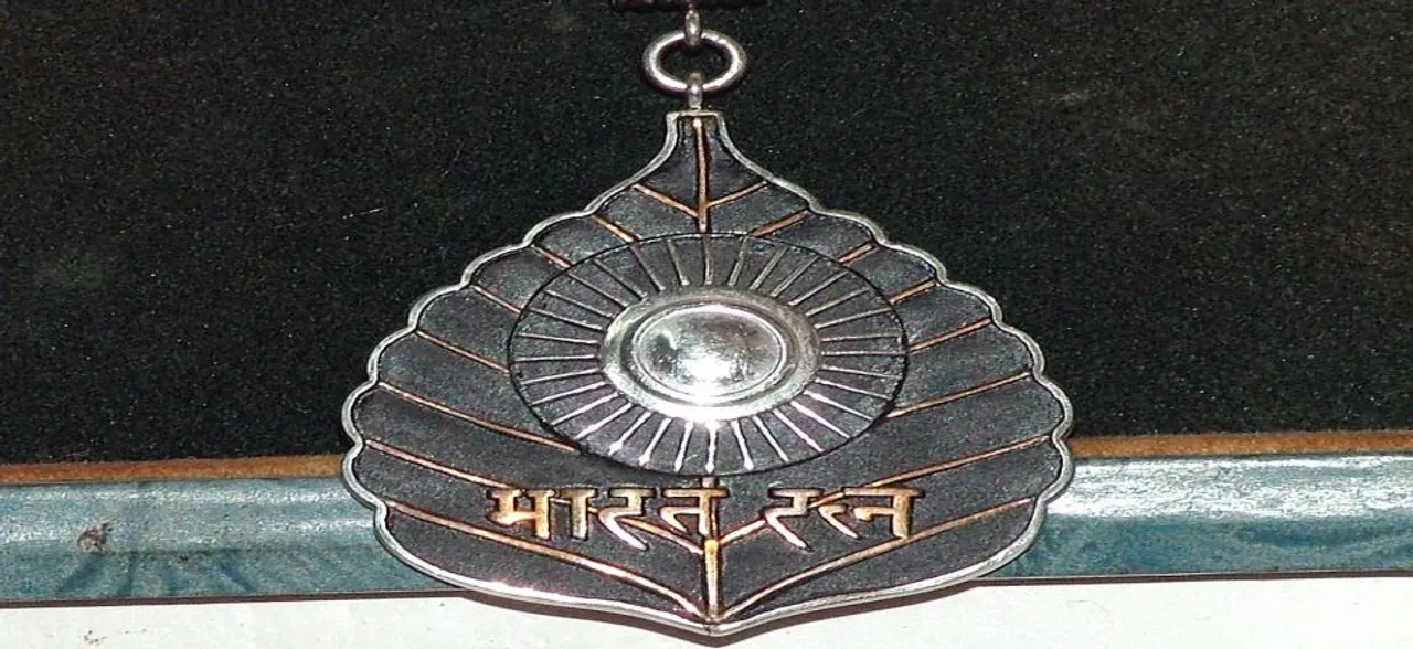 25 जनवरी का इतिहास: इन दो महान शख्सियतों को मिला था भारत रत्न, यहां हुए हादसे में मारे गए थे 300 लोग