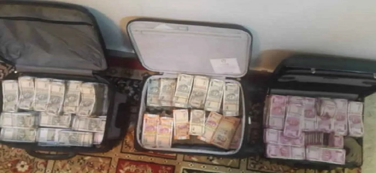 देश को चूना लगा रहे इस बड़े अधिकारी के घर ACB की रेड, 2.27 करोड़ रुपये नकद के साथ मिली इतने प्रॉपर्टी के कागज