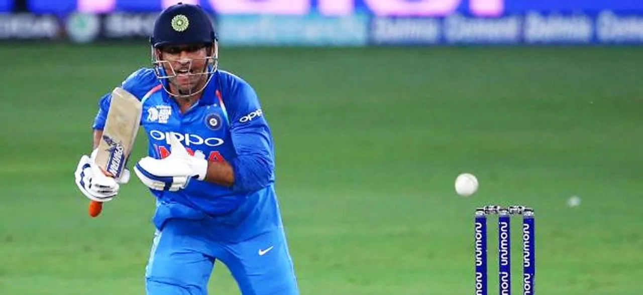 IND vs NZ: चोट के कारण मैच से बाहर हुए धोनी, करियर में सिर्फ इतनी बार हुए चोटिल