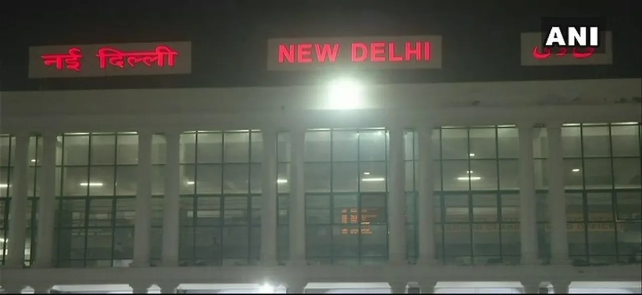दिल्ली में कड़ाके की ठंड, कोहरे और कम दृश्यता की वजह से 16 ट्रेनें लेट, वायु गुणवत्ता में सुधार