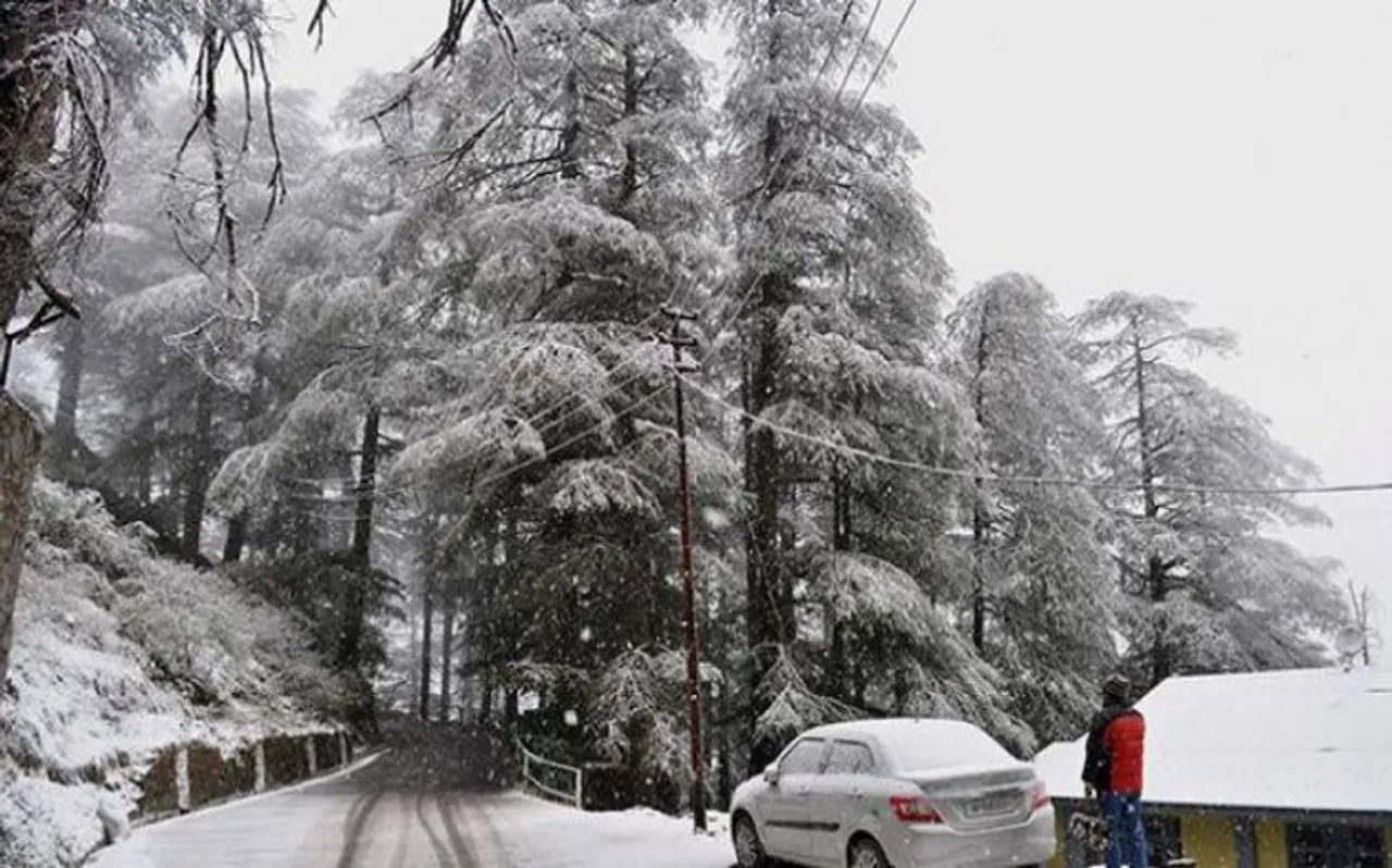 हिमाचल प्रदेश में ताजा बर्फबारी और बारिश, शीतलहर जारी