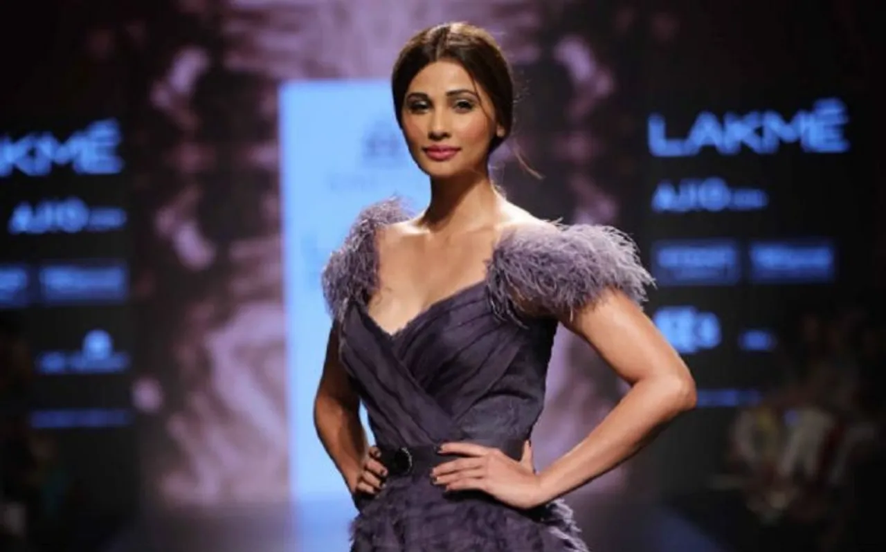 Lakme Fashion Week 2019: एक-दूसरे का हाथ थामकर रैंप पर उतरे फरहान-शिबानी, शोस्टॉपर बनेंगी डेजी शाह