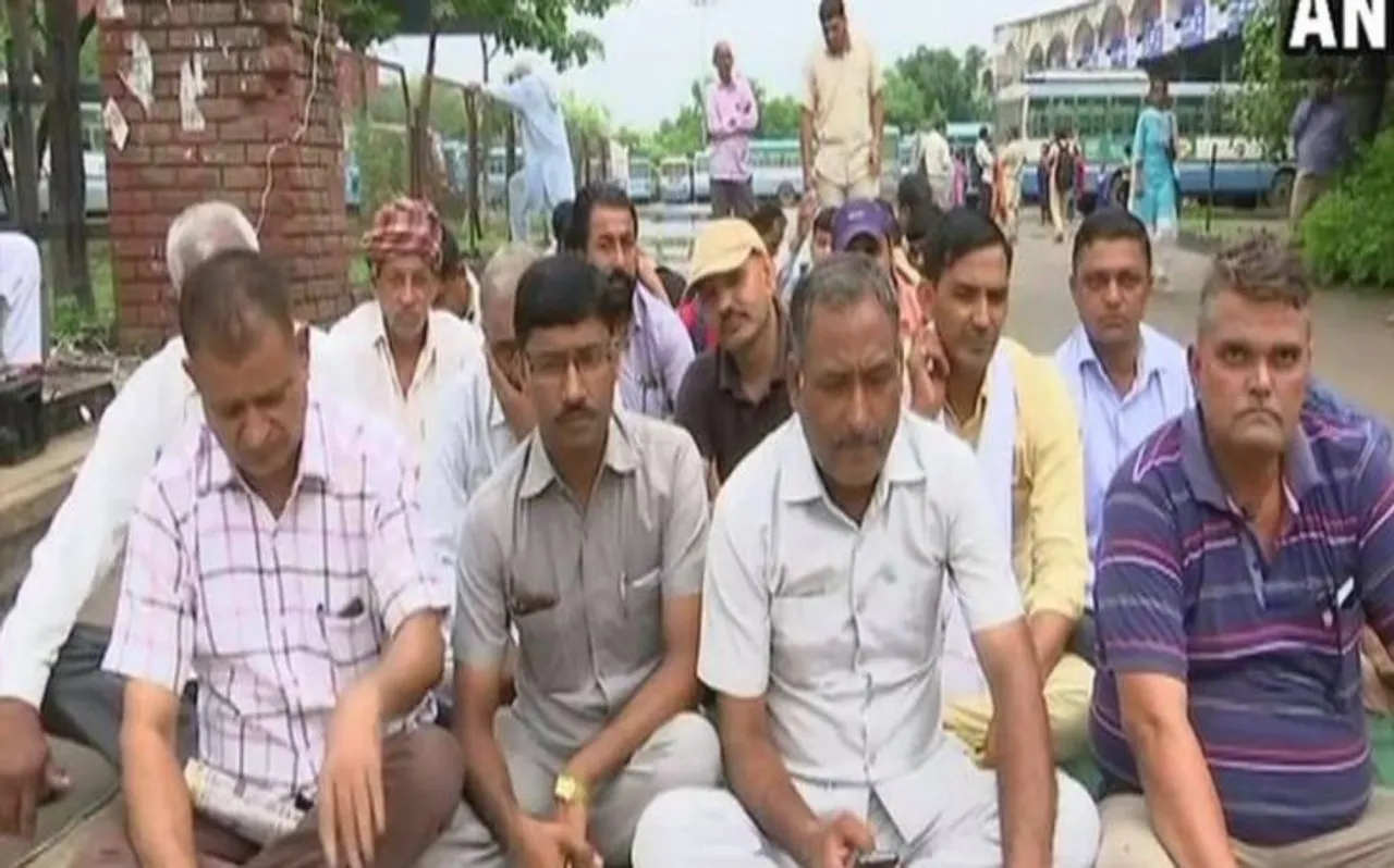 उत्तर प्रदेश सरकार के 20 लाख से ज्यादा कर्मचारी पुरानी पेंशन योजना की मांग को लेकर हड़ताल पर