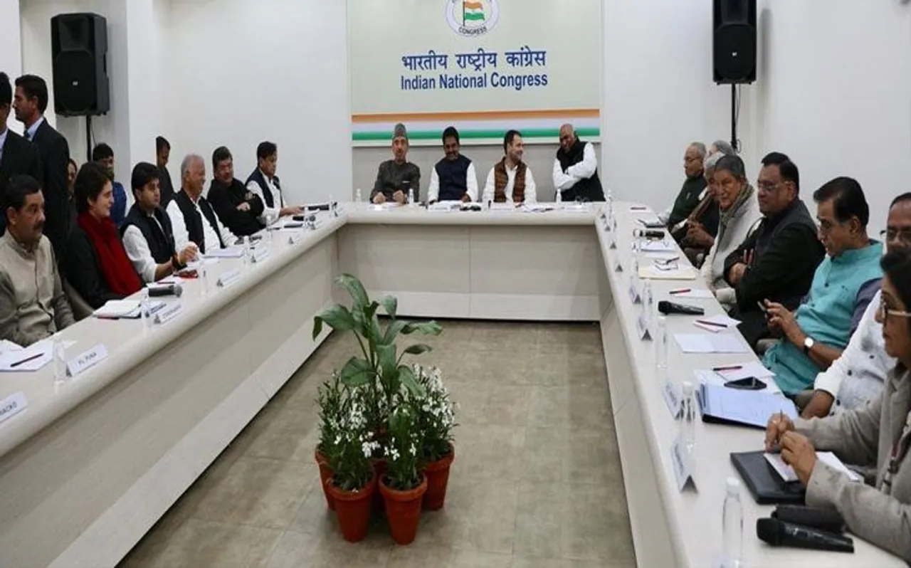 कांग्रेस की बड़ी बैठक में पहुंचीं प्रियंका गांधी, राहुल ने कहा- टीम तैयार है, फ्रंटफुट पर खेलेंगे’