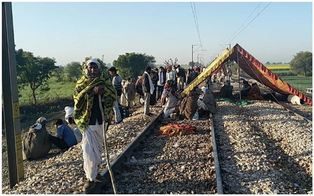 गुर्जर आंदोलन : रेल की पटरी पर जमे आंदोलनकारी, 5 ट्रेनें हुईं रद्द, 1 का बदला गया रूट