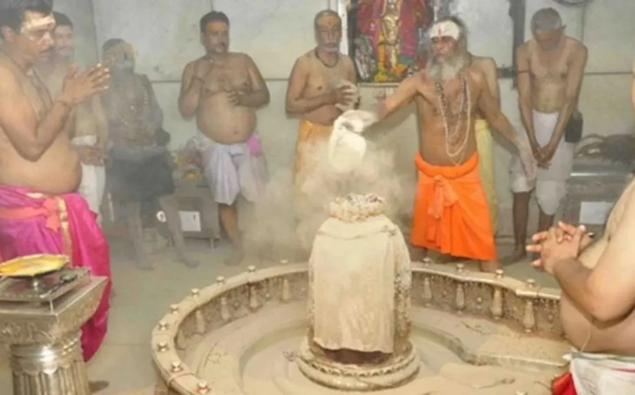 उज्जैन महाकाल मंदिर की भस्म आरती में प्रवेश के नाम पर श्रद्धालुओं से ठगी