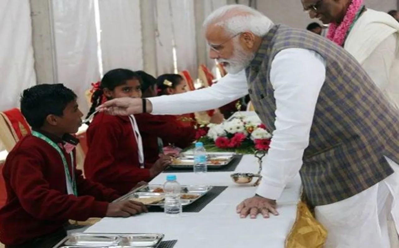 वृंदावन में पीएम मोदी का दिखा अलग अंदाज, अपने हाथों से बच्चों को खिलाया खाना, देखें VIDEO