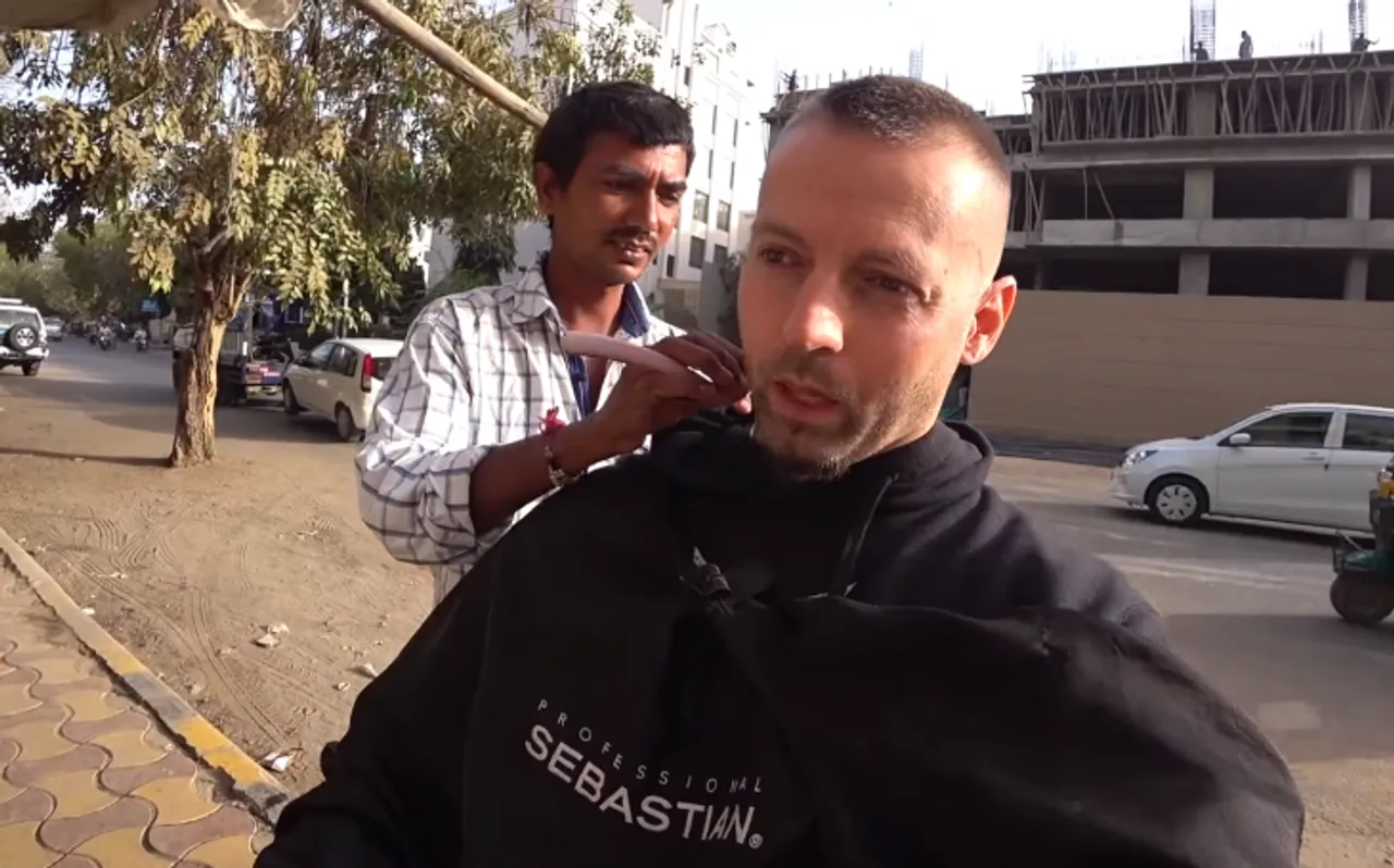 Video: पेड़ के नीचे बाल कटवाकर इतना ख़ुश हुआ विदेशी कि नाई की हो गई बल्ले-बल्ले