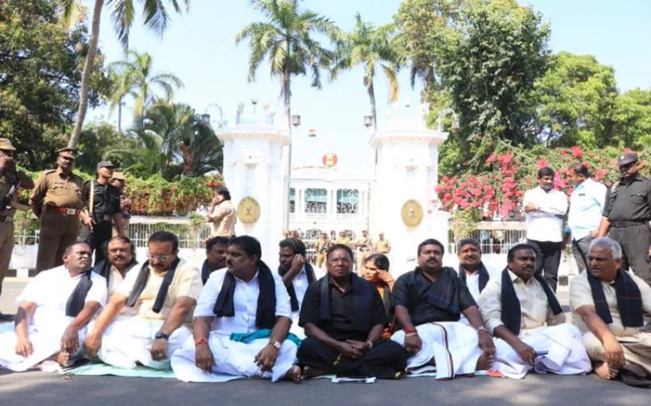 पुडुचेरी में बंधक बनी उपराज्यपाल किरण बेदी ! राजभवन के बाहर धरने पर बैठे हैं सीएम नारायणसामी