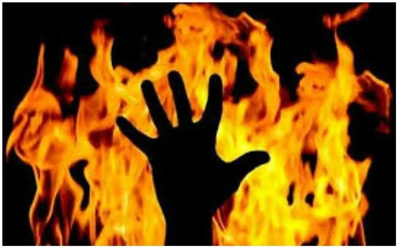 पश्चिम बंगाल: बेटे ने मां को आग किया आग के हवाले, मां गंभीर रूप से जली