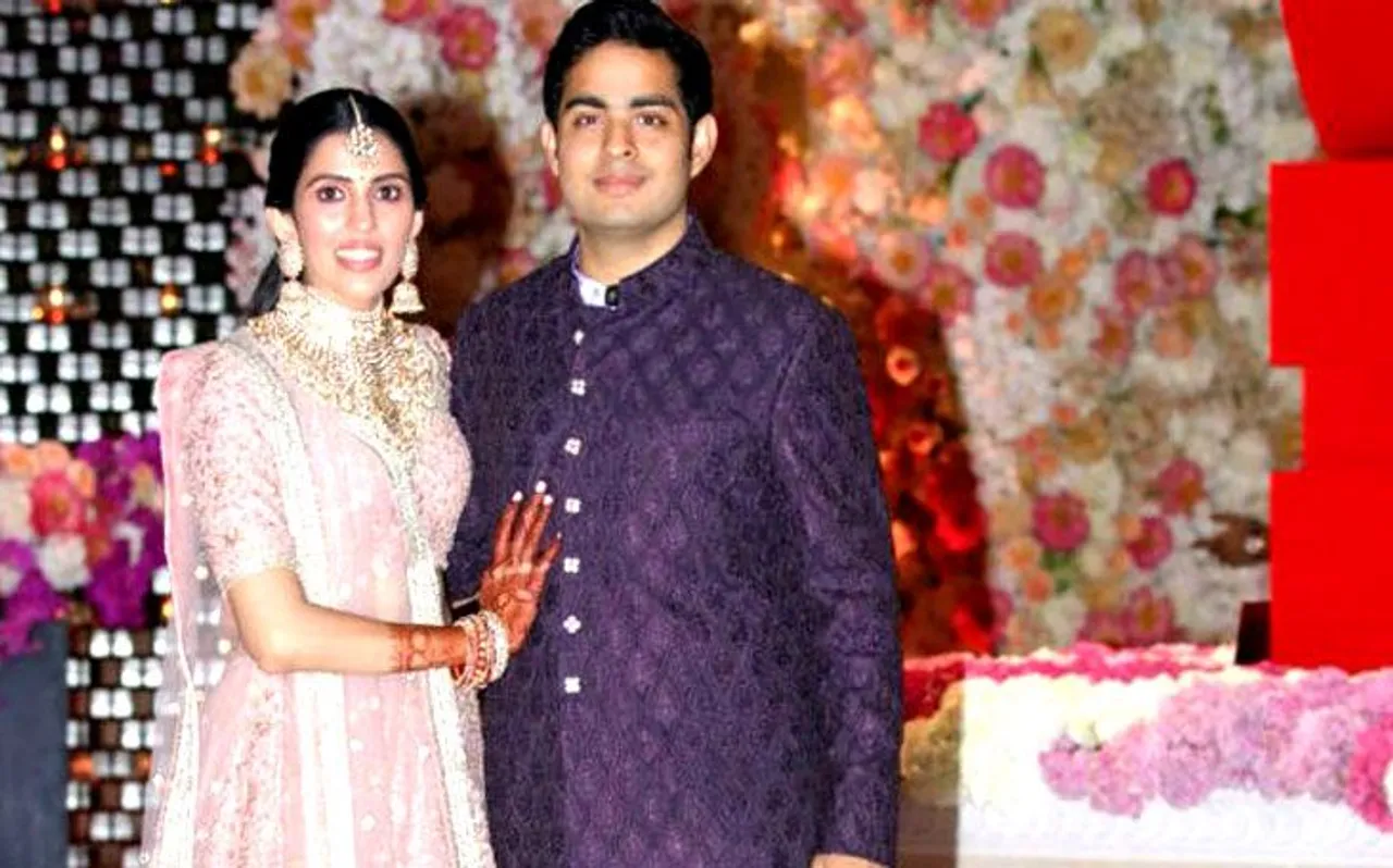 ऐसा है आकाश अंबानी और श्लोका मेहता की शादी का कार्ड, खोलते ही बजता है 'अच्युतम केशवम..' भजन, देखें Video
