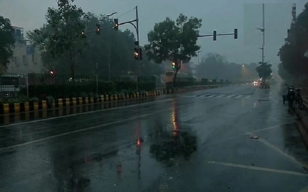 दिल्ली-NCR में सुबह से ही छाया घनघोर अंधेरा, तेज बारिश के साथ ठंड ने फिर दी दस्तक