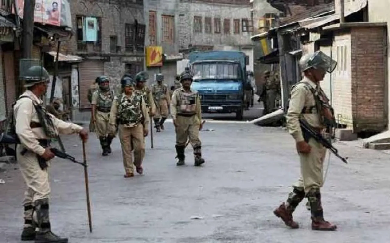 Pulwama Attack : नरेंद्र मोदी सरकार ने टीवी चैनलों से कहा- ऐसी कवरेज मत करिए कि हिंसा भड़क उठे
