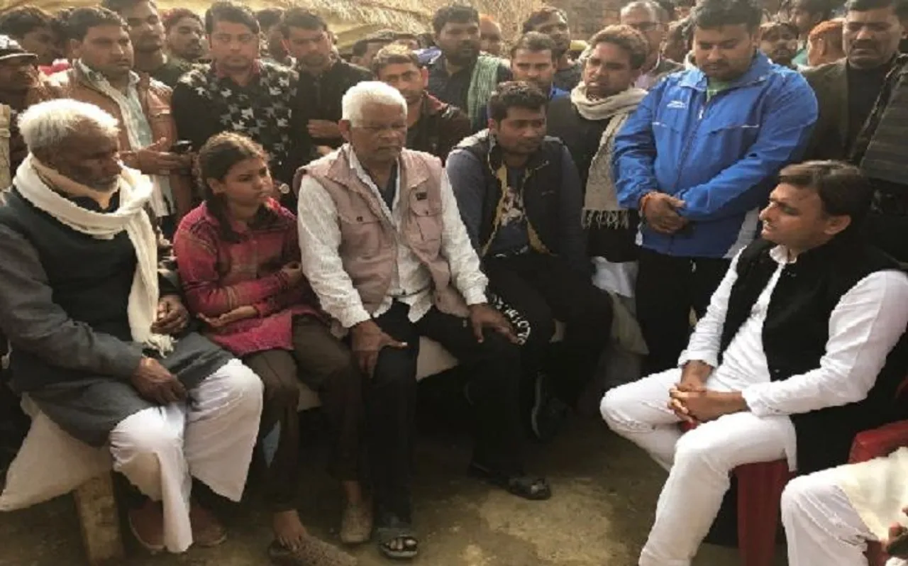 पुलवामा हमला: फिदायीन हमले में शहीद हुए प्रदीप के घर पहुंचे अखिलेश यादव
