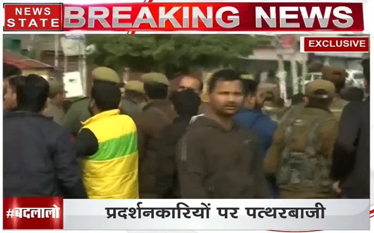 Pulwama Attacks: प्रदर्शन के दौरान दो गुटों में हिंसक झड़प, जबरदस्त पत्थरबाजी और आगजनी