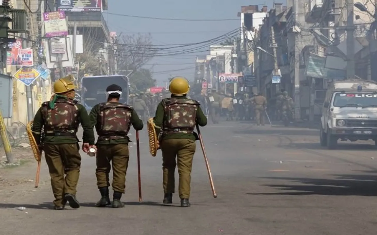 पुलवामा हमला: कश्मीर के कई हिस्सों में मोबाइल इंटरनेट सेवा बंद, कारोबारी संगठनों ने रविवार को बंद का आह्वान किया