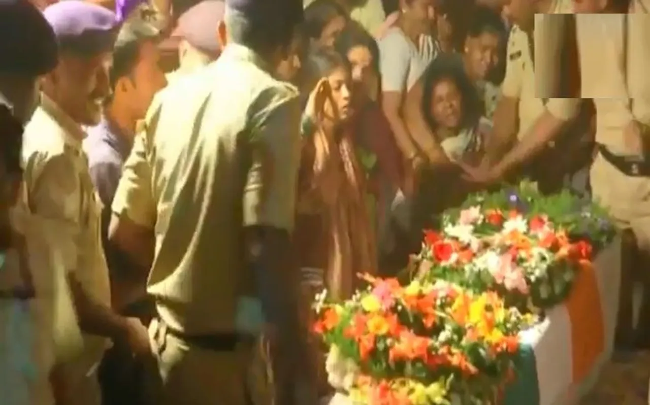 नम आंखों से देश ने दी शहीदों को अंतिम विदाई, देखें भावुक करने वाली तस्वीरें और Videos