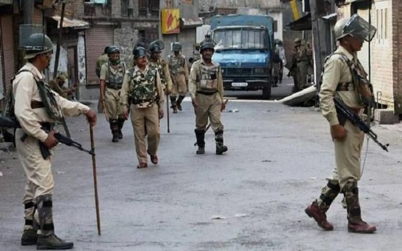 जम्मू कश्मीर के किश्तवाड़ में आतंकियों ने PDP नेता के गार्ड से छीनी बंदूक, इलाके में कर्फ्यू