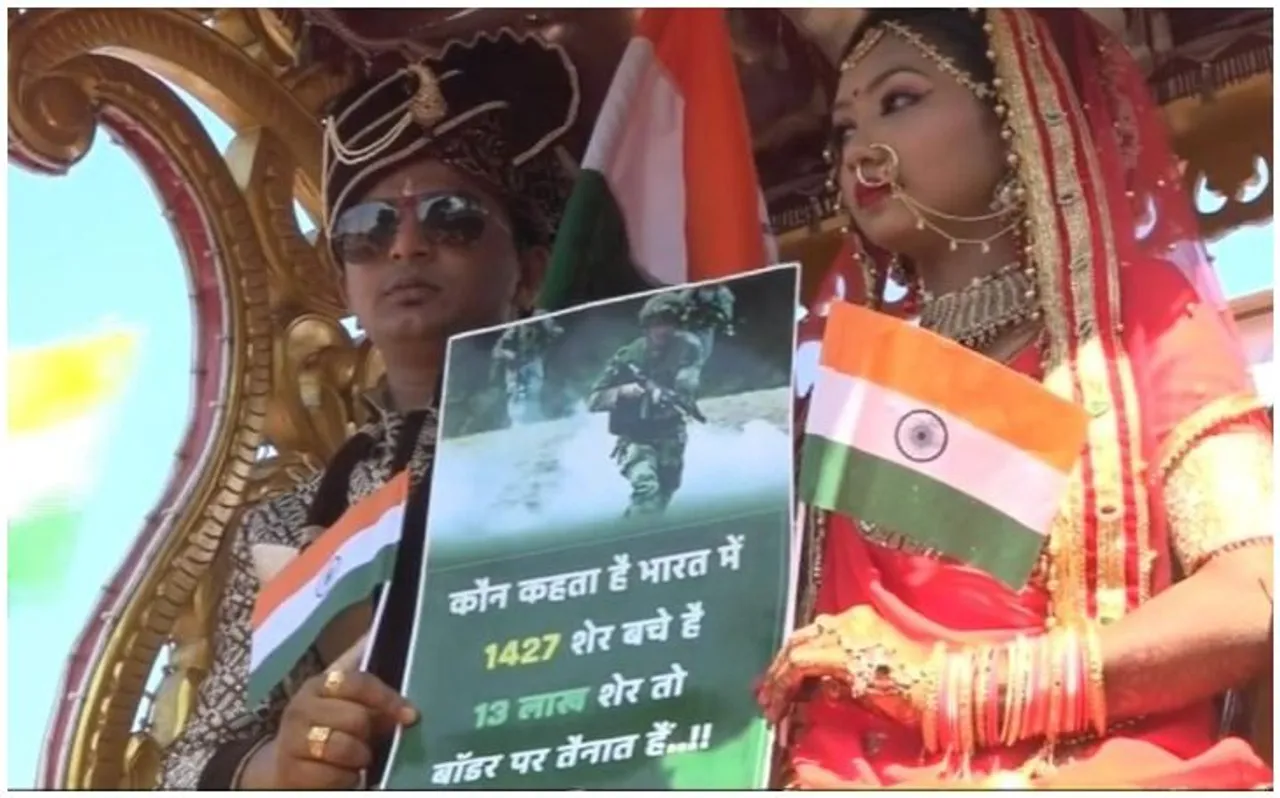दुल्हा-दुल्हन ने पेश की देशभक्ति की मिसाल, सड़क पर जिसने भी देखा बोल उठा, जय हिन्द
