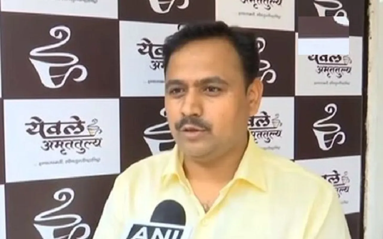 चाय बेचकर हर महीने 12 लाख रुपये कमाता है ये शख्स, दिनभर में बिक जाती है 4000 कप चाय
