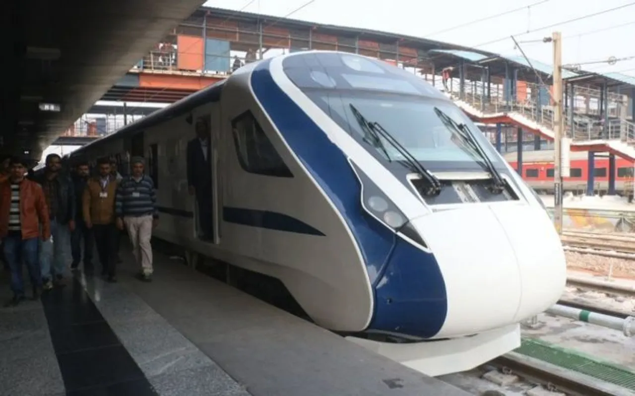 पहले ही सफर पर Fail हो गई वंदे भारत एक्सप्रेस, 3310 रुपये किराया देने के बाद भी इतनी लेट वाराणसी पहुंचे यात्री