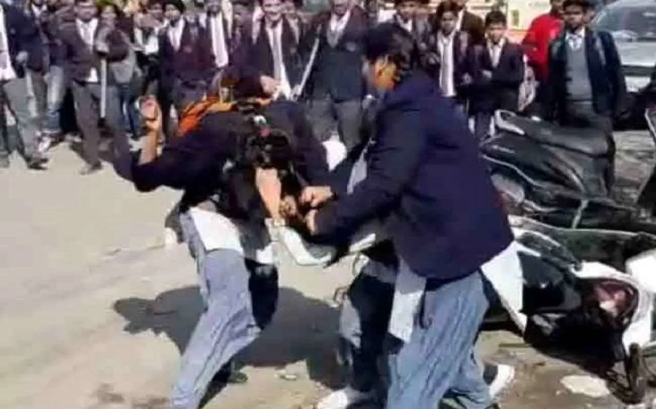 1 बॉयफ्रेंड को लेकर आपस में भिड़ी 2 लड़कियां, छुट्टी होते ही स्कूल के बाहर हुए गैंगवार में उठा-उठा कर पटका