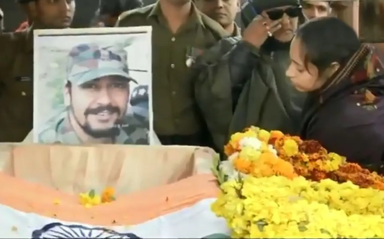 मेजर शहीद  वीएस ढौंढियाल की पत्नी ने पति को दी आखिरी सलामी, ताबूत चुम बोली लव यू