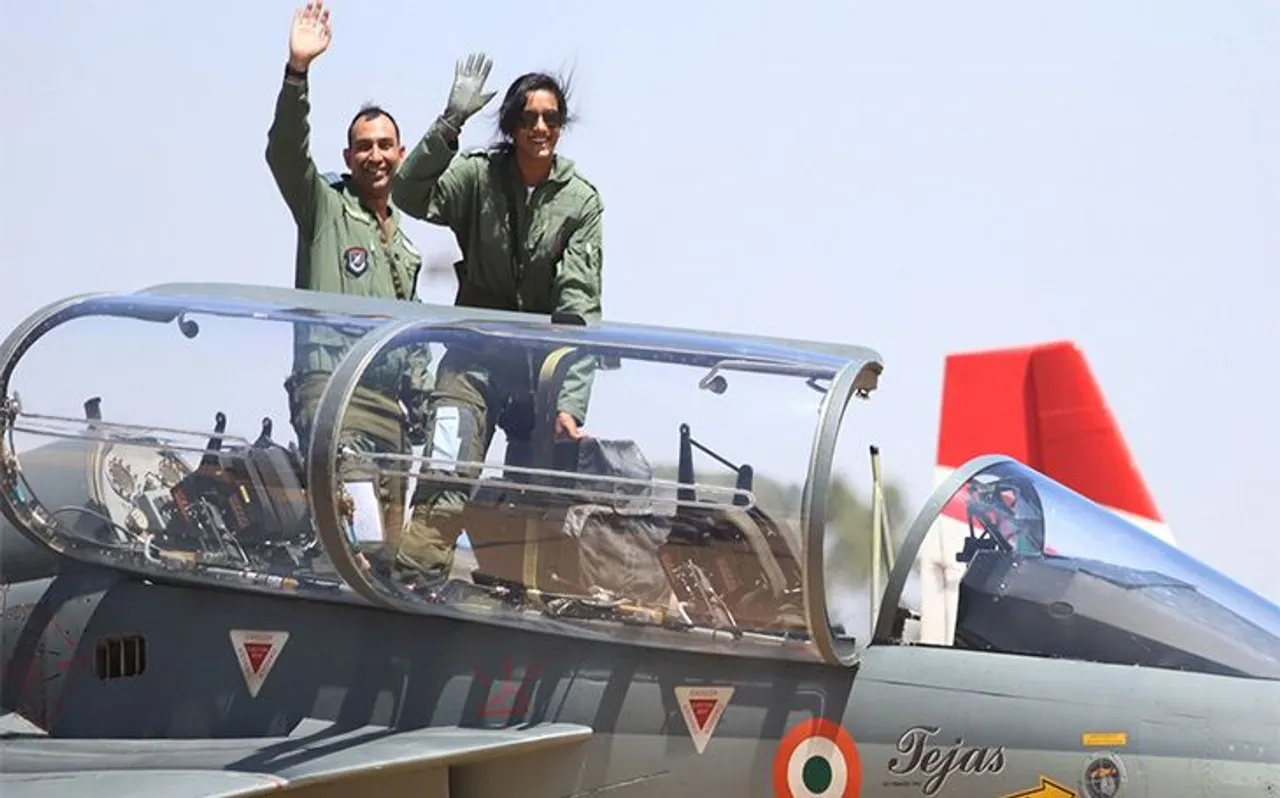 एरो इंडिया एयर शो: पीवी सिंधु ने तेजस से उड़ान भरकर रच दिया इतिहास