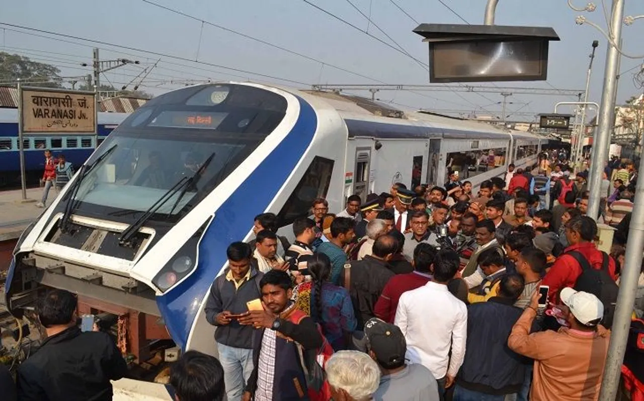 हाई स्पीड ट्रेन 'वंदे भारत' की ट्रेन में पत्थर के टुकड़े लगने से टूटी खिड़कियां