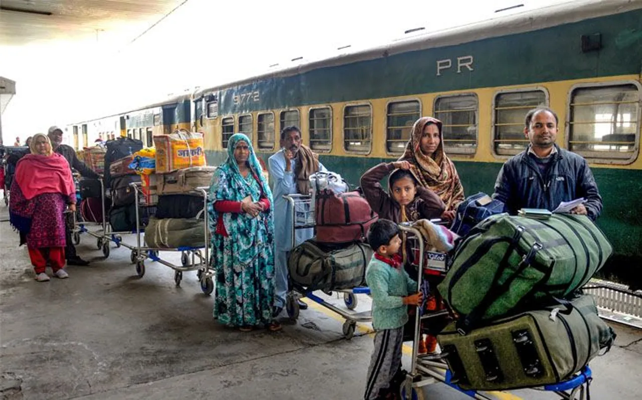 तनाव के बीच भारत ने समझौता एक्सप्रेस का परिचालन रोका, दोनो देशों के फंसे यात्री