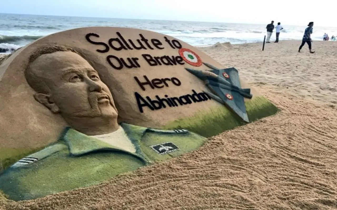 PHOTOS: आज लौटेगा हिंदुस्तान का 'अभिनंदन',  सुदर्शन पटनायक ने कुछ इस अंदाज में की स्वागत की तैयारी