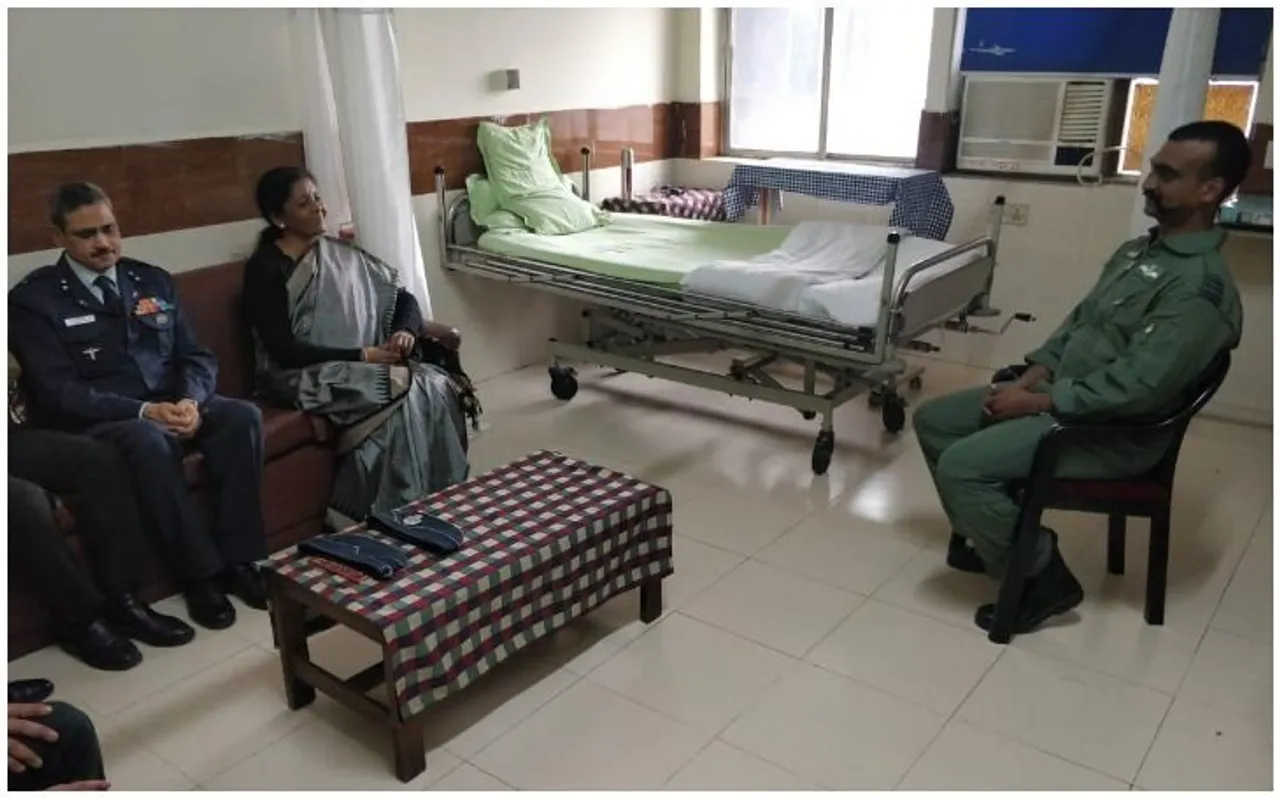 दिल्ली : विंग कमांडर अभिनंदन से रक्षा मंत्री निर्मला सीतारमण ने की मुलाकात, जाना हालचाल