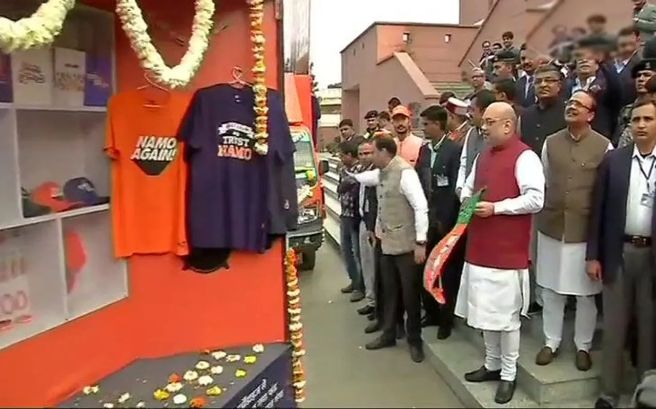 बीजेपी का रथ देशभर में बेचेगा नमो टी-शर्ट, अमित शाह ने किया रवाना