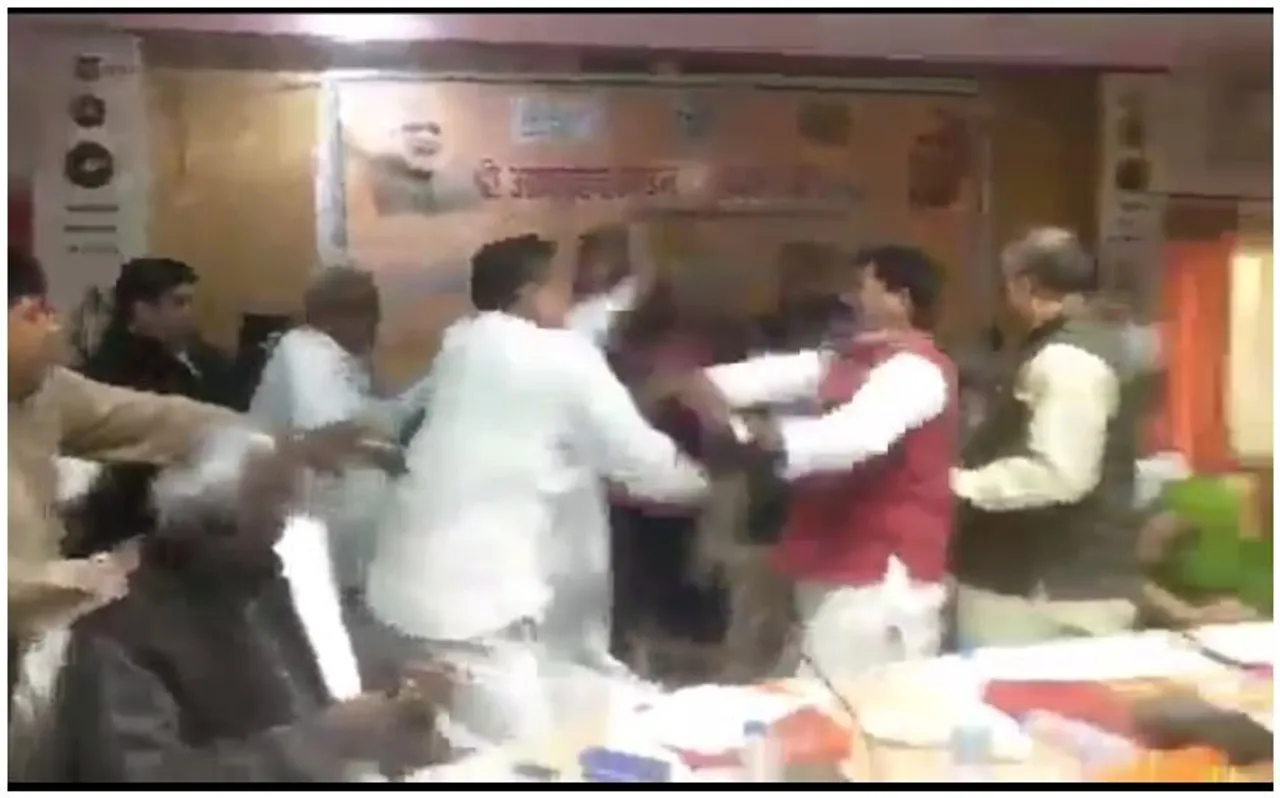 उत्तर प्रदेश : योगी के मंत्री के सामने बीजेपी सांसद ने अपनी ही पार्टी के विधायक को मारे जूत, देखें VIDEO