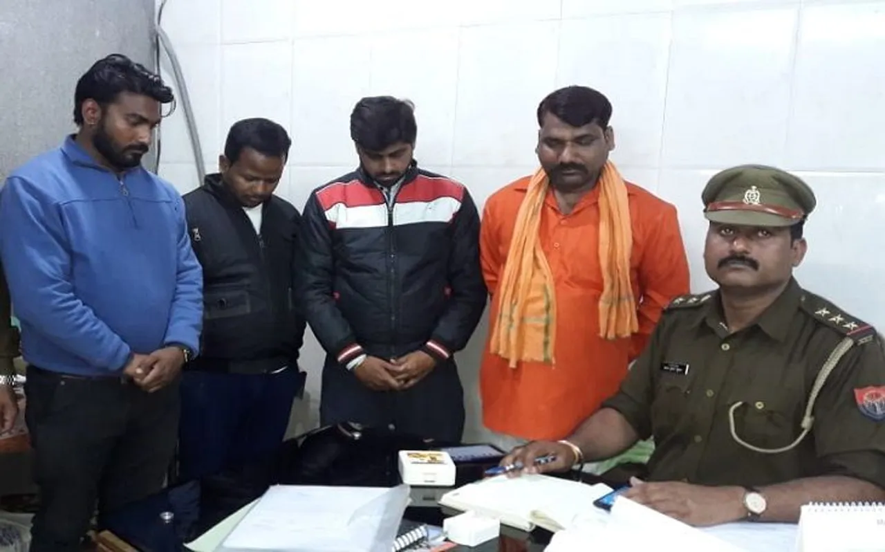 कश्मीरियों के खिलाफ कार्रवाई जारी रखने का विश्व हिंदू दल का ऐलान, थाने में प्रदर्शन