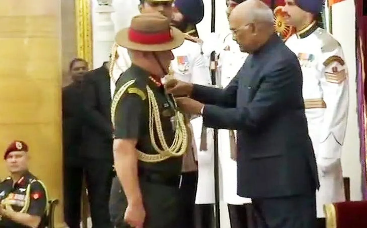 राष्ट्रपति कोविंद ने सेना प्रमुख बिपिन रावत को परम विशिष्ठ सेवा मेडल से किया सम्मानित