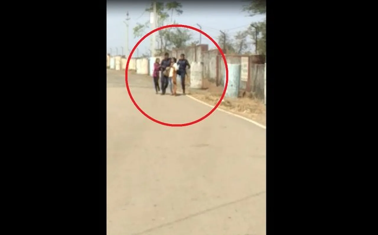 Vidoe: रहम की भीख मांगती रहीं लड़कियां, लेकिन पुलिस वालों के नहीं रुके हाथ-पैर.. बरसाते रहे लात-घूंसे