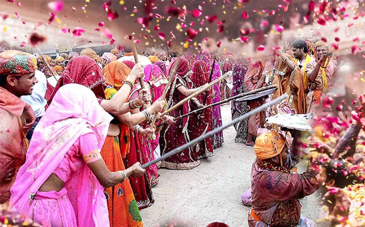 Holi 2019: आज बरसाने में है लठमार होली, जानें महिलाओं के वार से कैसे बचते हैं पुरुष
