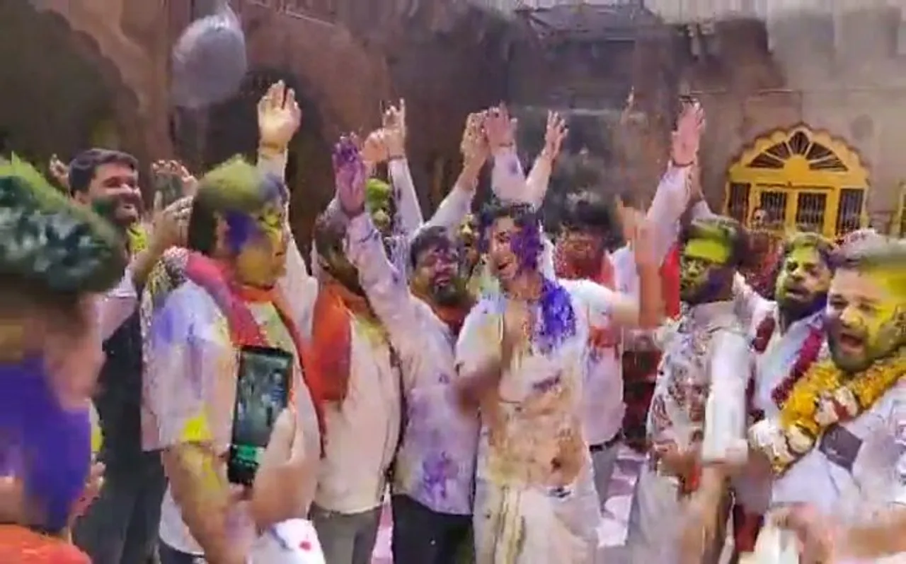 VIDEO: भक्ति और प्रेम के रंग के साथ शुरू हुआ होली का त्योहार, मथुरा में गुलाल और राधे-राधे के जयकारों से गूंजा माहौल
