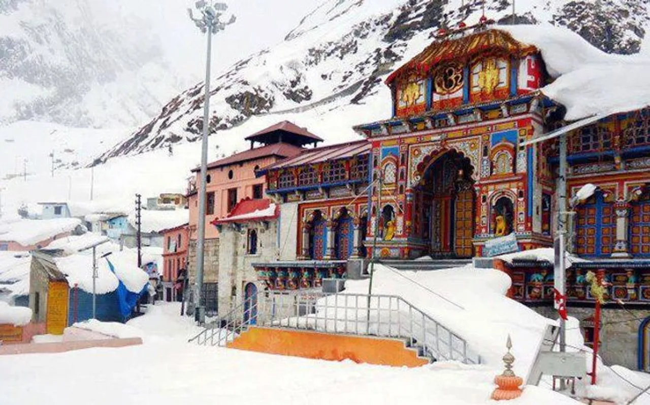पहाड़ी इलाकों में भारी बर्फबारी, बद्रीनाथ धाम 10 फीट बर्फ में समाया, पारा माइनस में