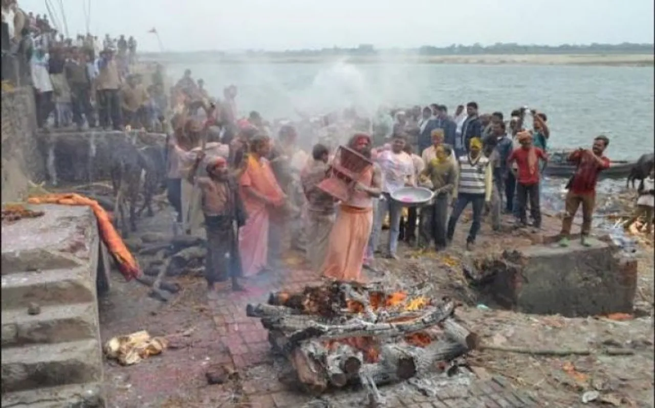एक जगह ऐसी भी जहां रंग-गुलाल की जगह चिताओं के राख से लोग खेलते हैं होली