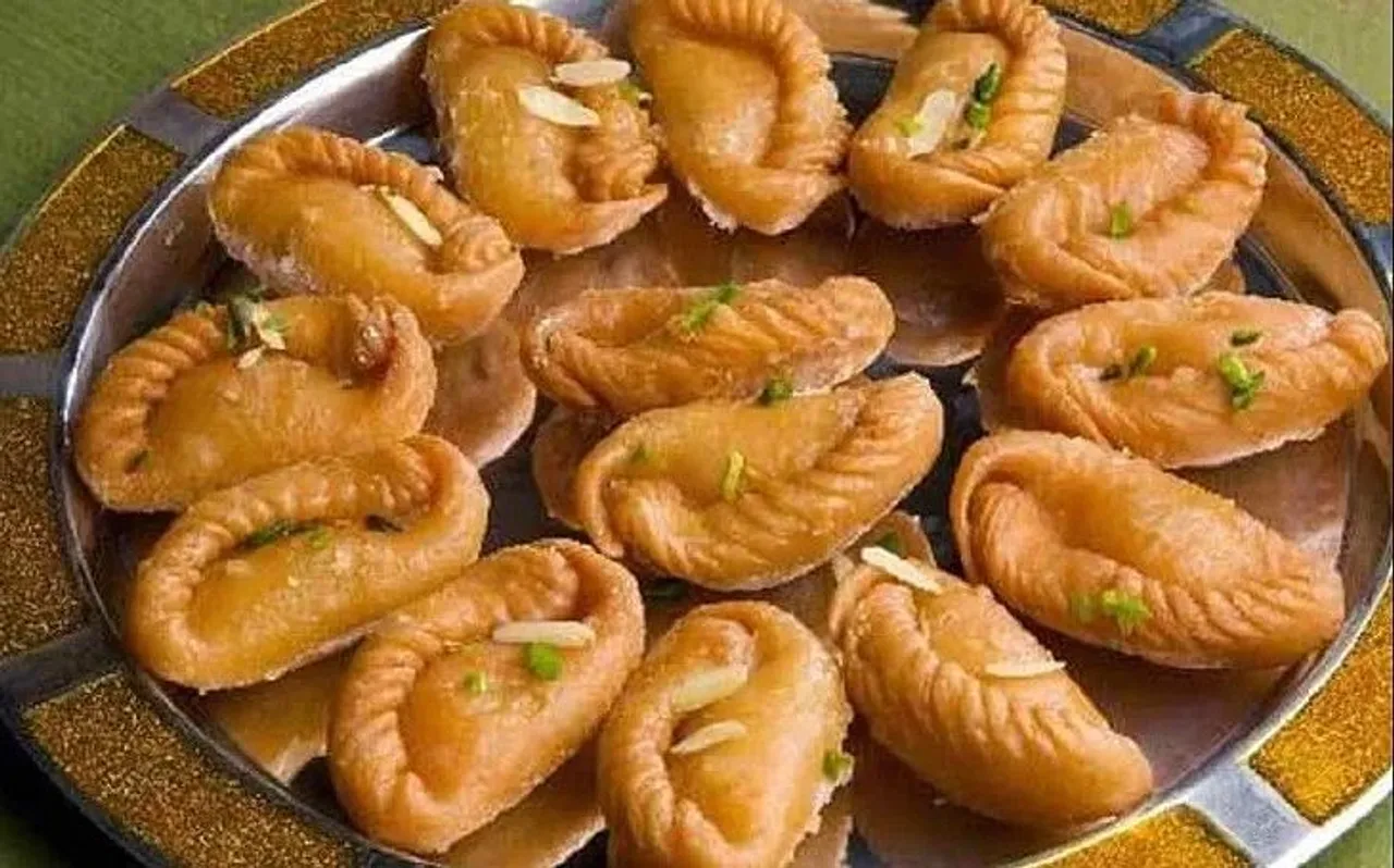 Holi 2019: होली में घर पर जमाएं रंग, बनाएं ये 6 तरह की गुजिया, पढ़ें रेसिपी
