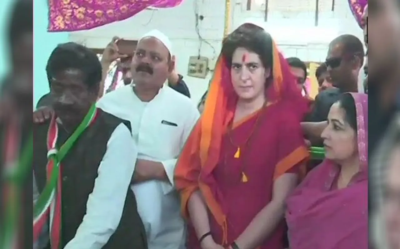 Live Updates: प्रियंका गांधी पहुंचीं विध्यवासिनी मंदिर, विजिटर बुक में लिखा-जय माता दी