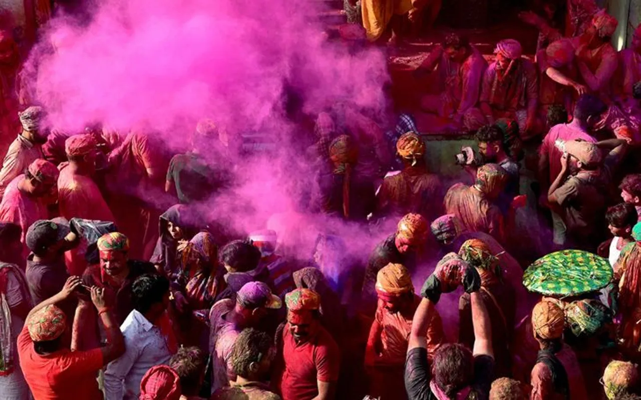 Holi 2019: रंग के सराबोर में डूबा बॅालीवुड, अमिताभ से लेकर इन बड़ी हस्तियों ने दी होली की बधाई