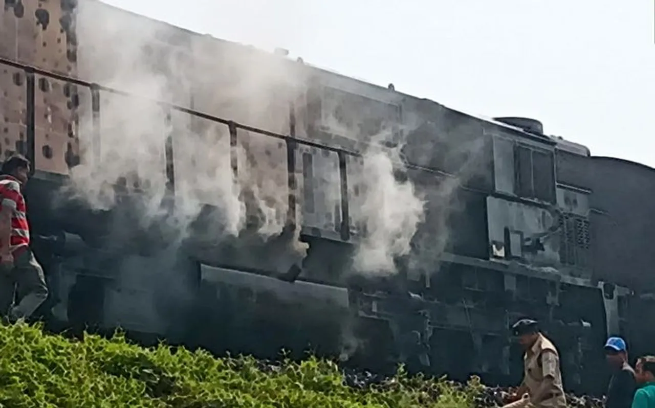 West Bengal : धुआं-धुआं हुई चंडीगढ़-डिब्रूगढ़ एक्सप्रेस, मची अफरातफरी, दो यात्री की मौत