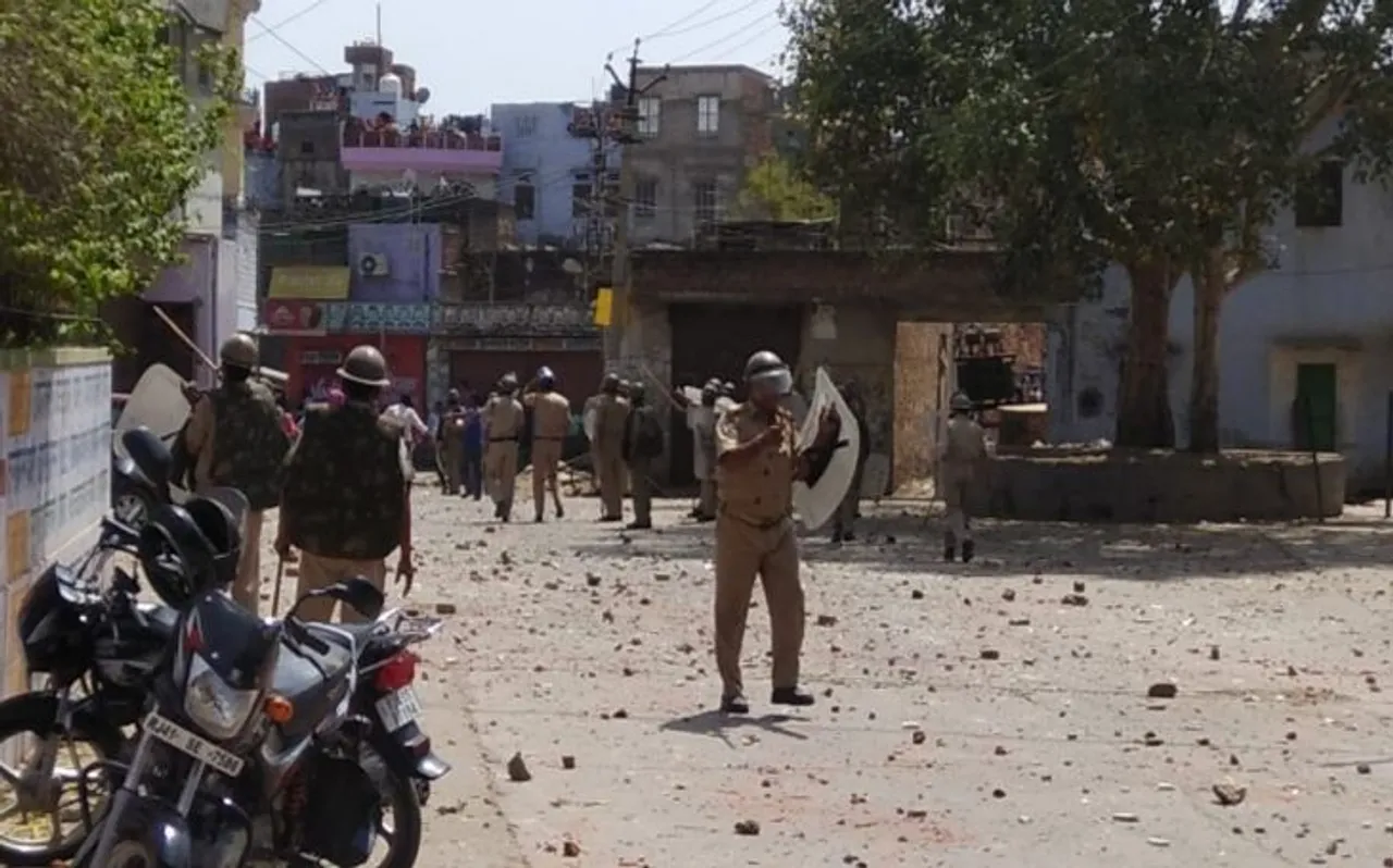 जयपुर के चौमू में झांकी निकालने को लेकर चले लाठी-डंडे और पत्थर, पुलिसकर्मी समेत आधा दर्जन लोग घायल