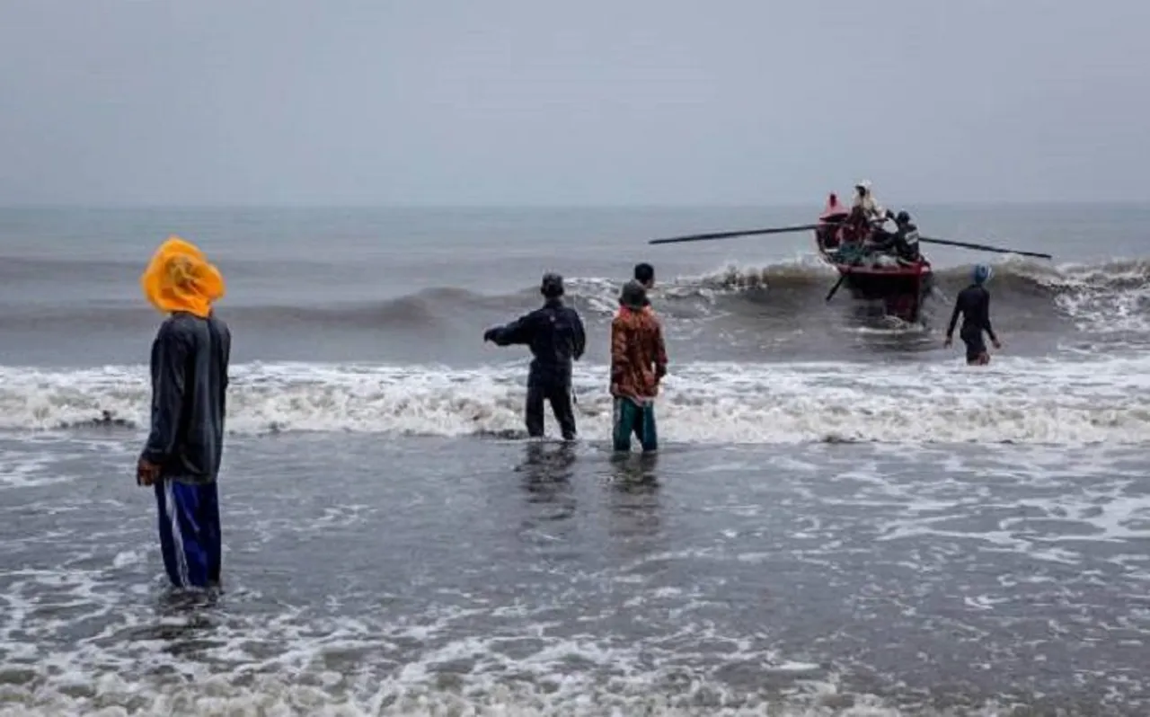 श्रीलंकाई नौसेना ने 11 भारतीय मछुआरों को हिरासत में लिया, पूछताछ जारी