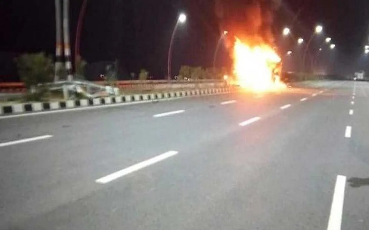 आगरा-लखनऊ एक्सप्रेस-वे पर रोडवेज की AC बस में लगी आग, 4 की मौत
