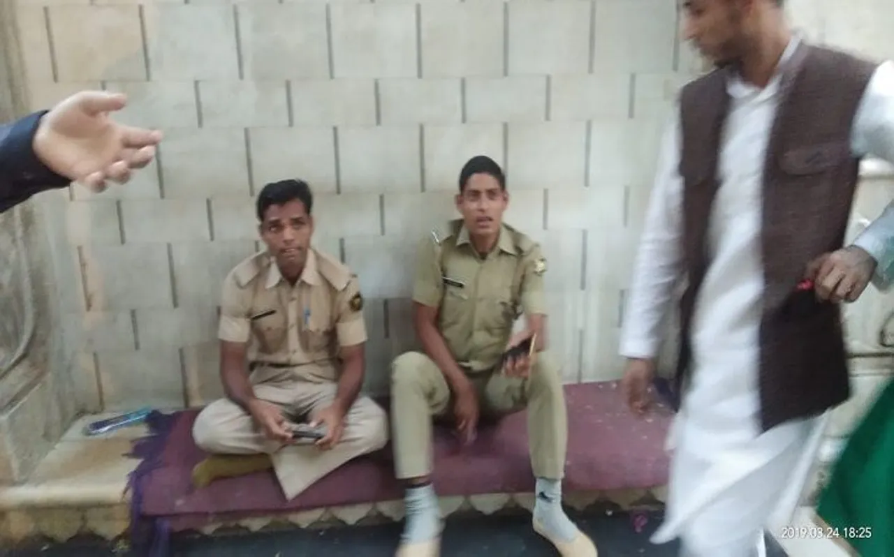 अजमेर : दरगाह की सुरक्षा ख़्वाजा के भरोसे, निजाम गेट पर मौजूद सुरक्षाकर्मी मोबाईल में व्यस्त