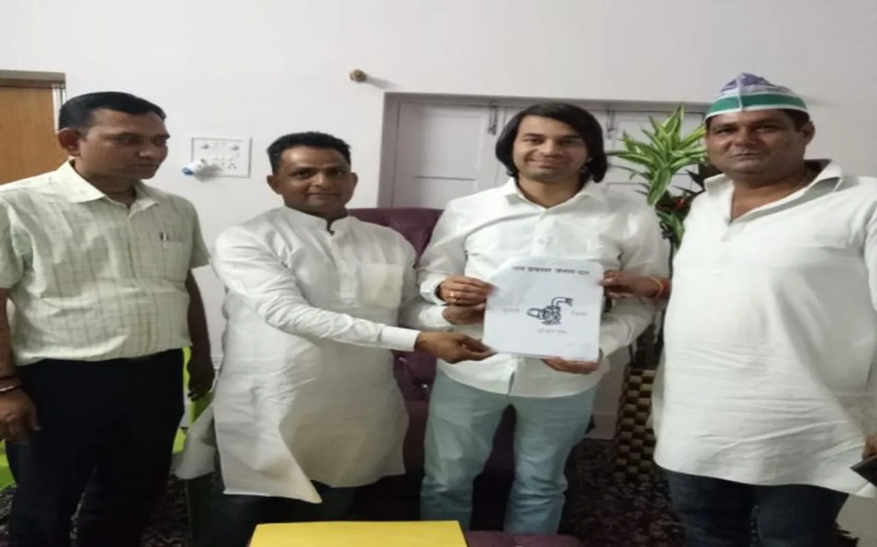 Bihar : डीजल पंप चुनाव निशान के साथ सामने आए राजद के बागी नेता तेजप्रताप यादव, जानें पूरा मामला